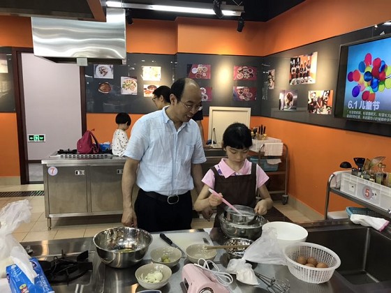 太阳成集团tyc122cc工会举行六一亲子烘焙活动