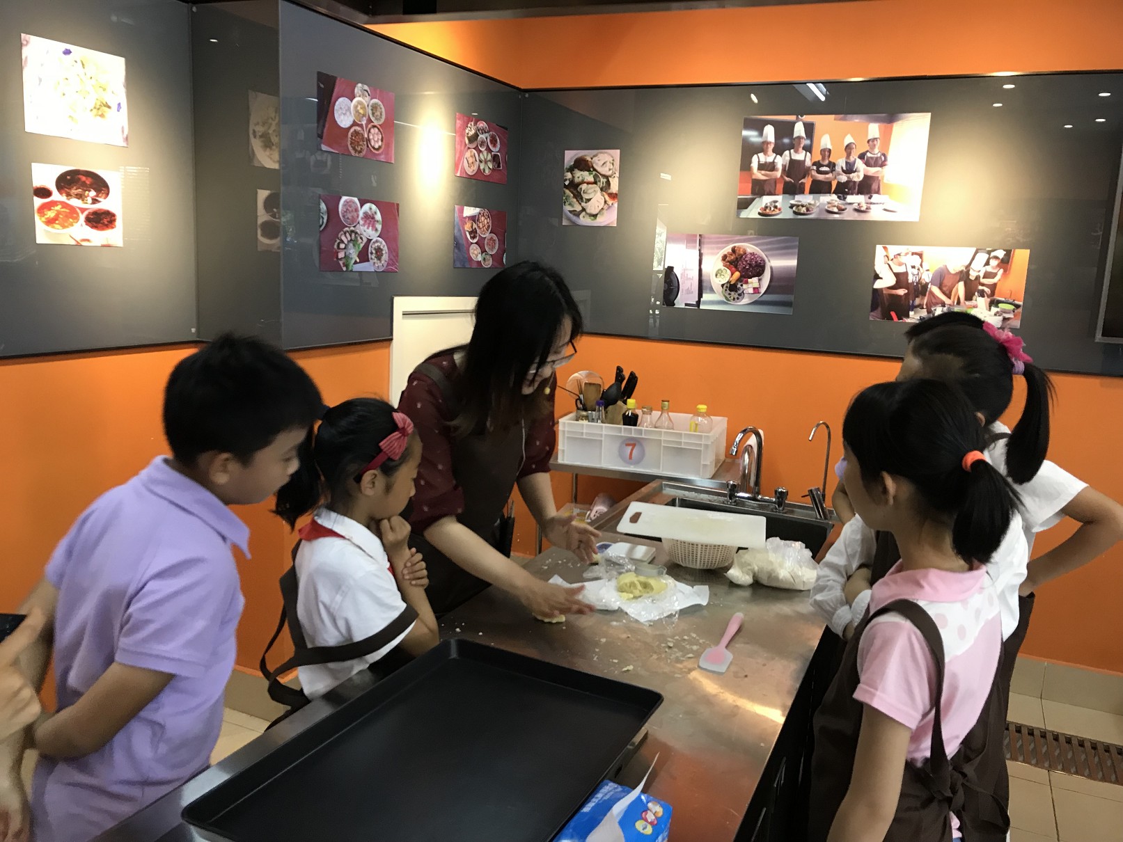 太阳成集团tyc122cc工会举行六一亲子烘焙活动