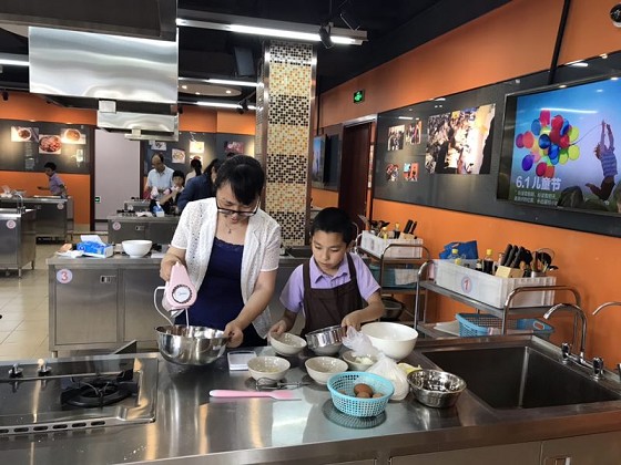 太阳成集团tyc122cc工会举行六一亲子烘焙活动