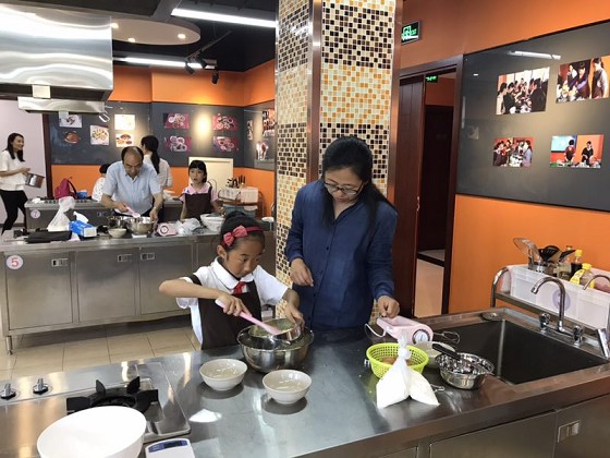 太阳成集团tyc122cc工会举行六一亲子烘焙活动