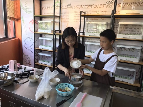 太阳成集团tyc122cc工会举行六一亲子烘焙活动