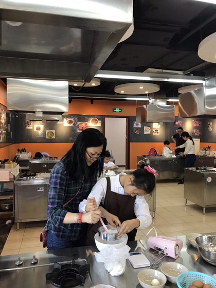 太阳成集团tyc122cc工会举行六一亲子烘焙活动