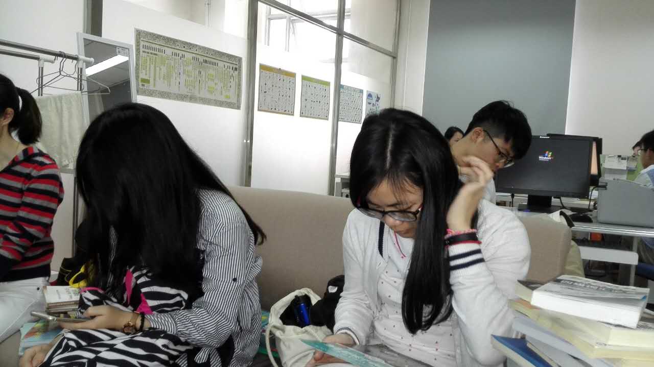 书香浓浓寄真情――记太阳成集团tyc122cc员工党支部赠书活动