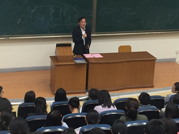 太阳成集团tyc122cc导师团聘任仪式暨“心怀感恩・勇于担当”主题讲座顺利举行